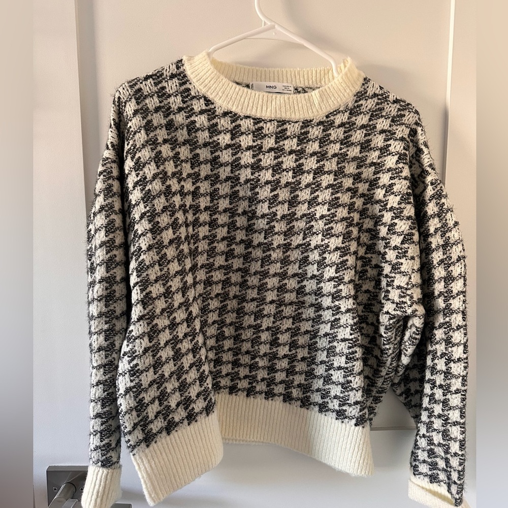 Mango sweater- Knitted. Houndstooth design. Rounded neck. Long puffed sleeves.